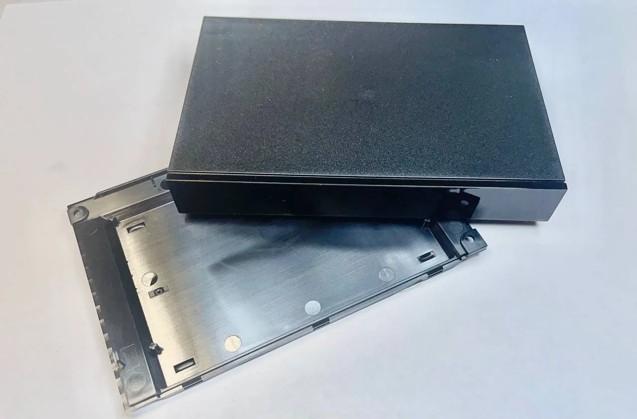 Деталь із суміші PC та ABS