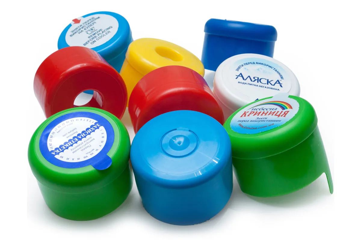 Caps for polycarbonate bottles manufactured by Yujin